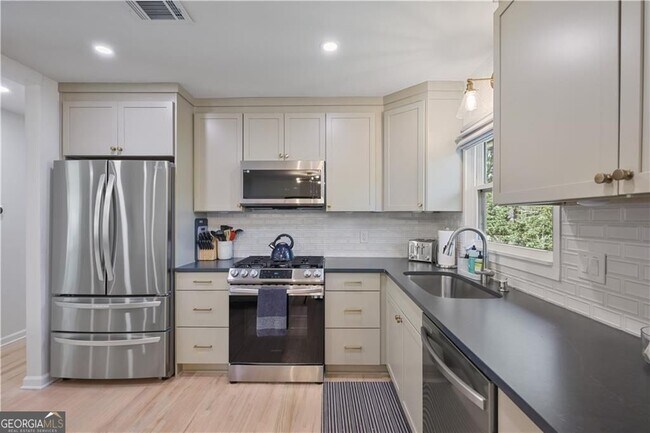 Building Photo - 677 Hillandale Cir