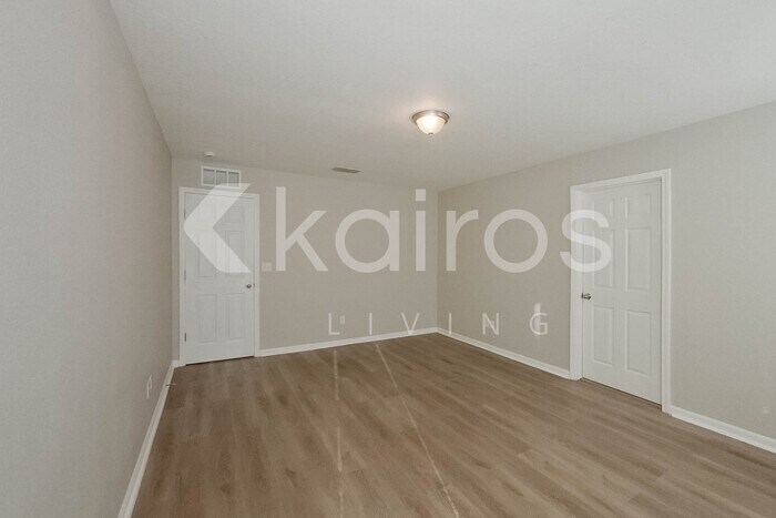 Building Photo - 1349 Mull St