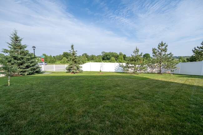 Building Photo - 5595 Queensland Ln N