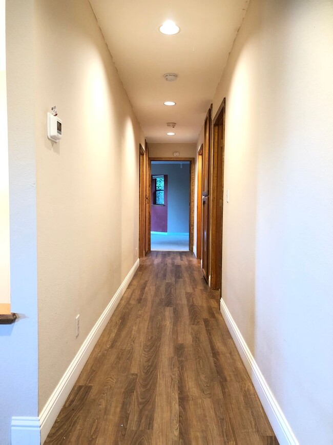 Building Photo - Gorgeous Alta Sierra Views with extra room.
