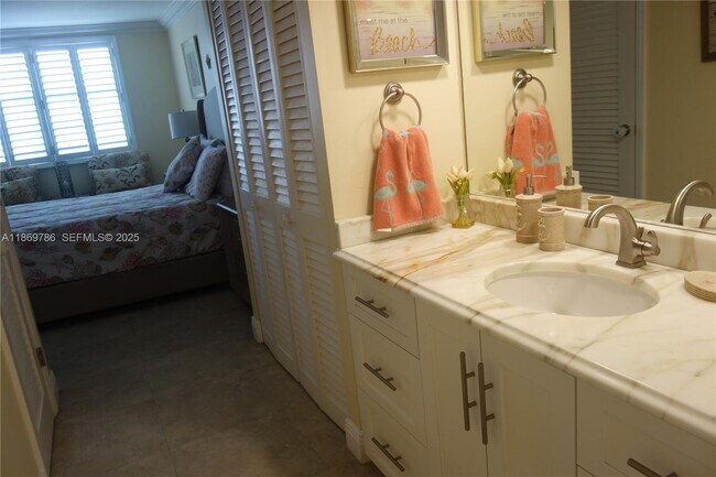 Building Photo - 5701 Collins Ave