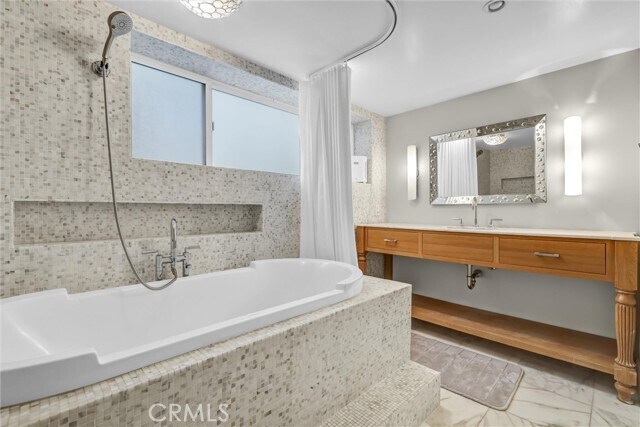 Building Photo - 2740 Highland Way