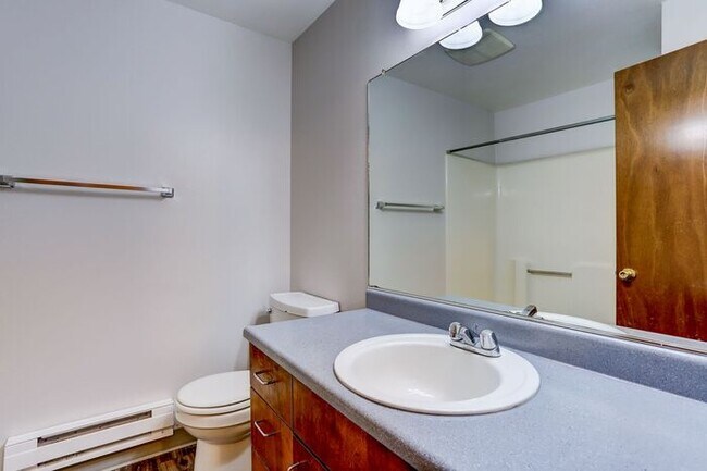 Building Photo - 2 bedroom 1 bath with washer/dryer in unit!