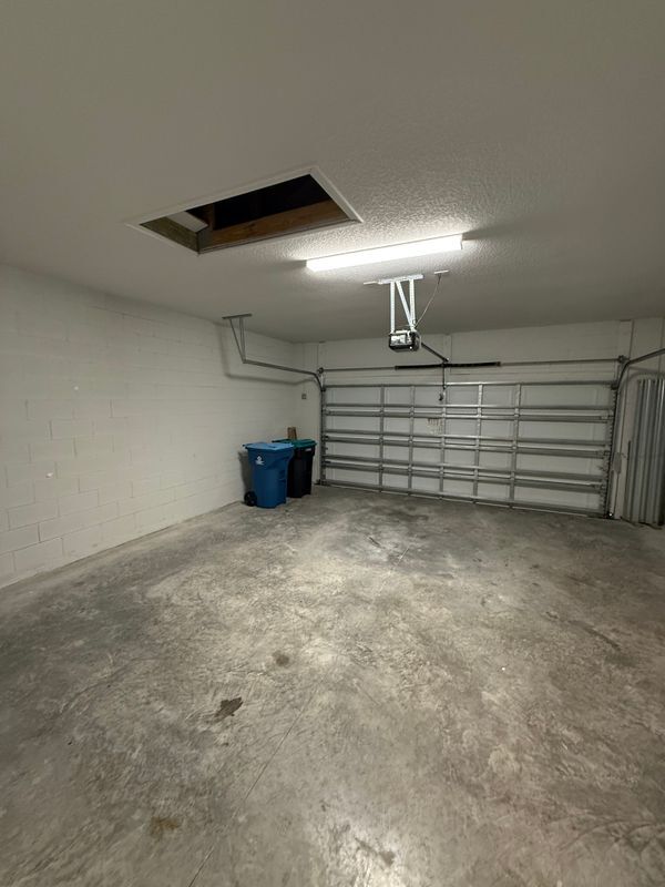 Building Photo - 121 Carillo St NE