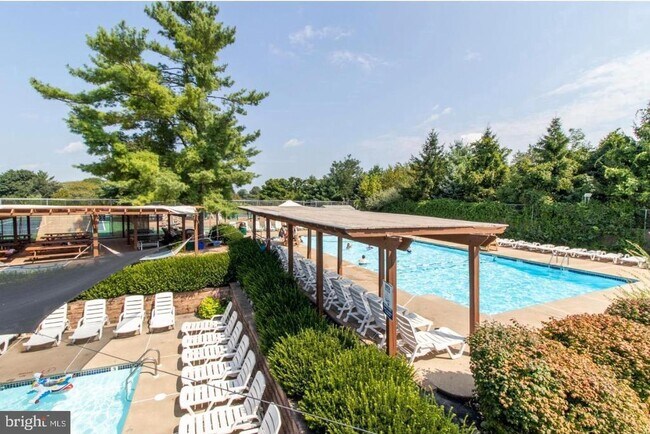 Building Photo - 27 Darien Way