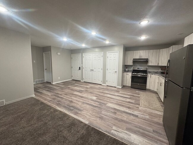 Building Photo - 2 Bedroom - 1 bath apartment