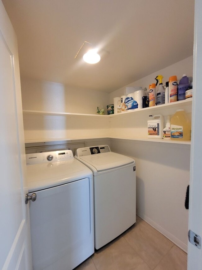 Building Photo - Beautiful 3 Bedroom, 2.5 Bathroom Home wit...