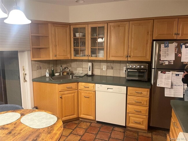 Building Photo - 64 Maple Dr