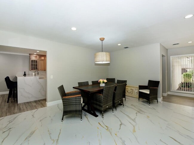 Building Photo - 5979 Pinebrook Dr