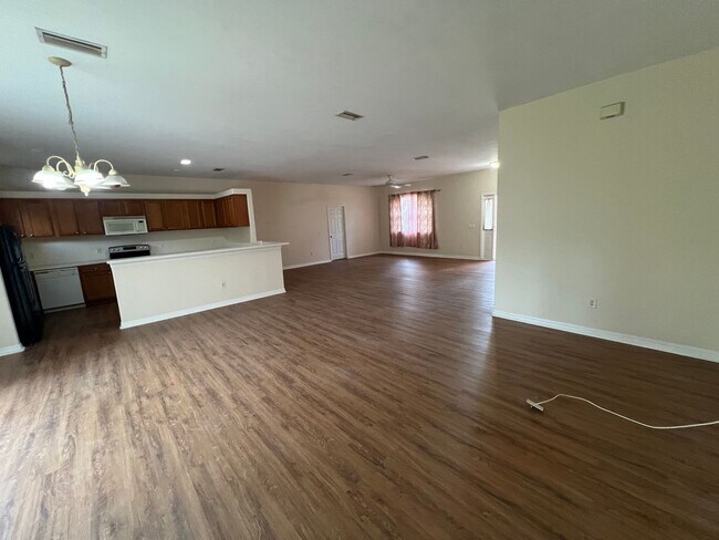 Building Photo - $1,650 ** 3 Bed / 2 Bath * Single Family Home