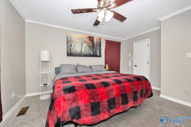 Building Photo - 404 Cloverleaf Dr