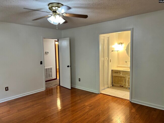 Building Photo - 1405 Parkdale Dr