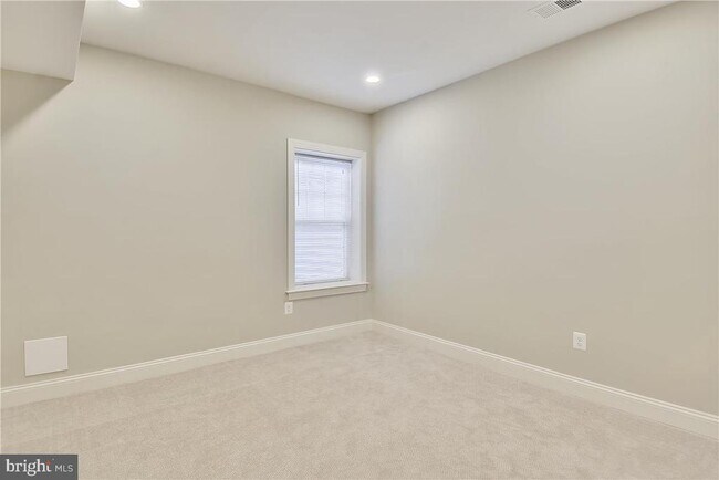 Building Photo - 2205 N Edison St