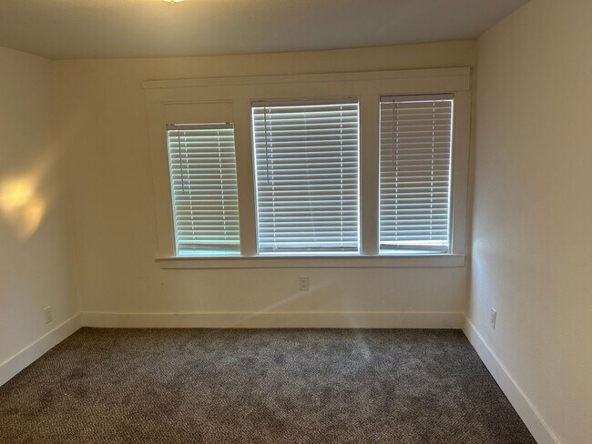Building Photo - 3 Bedroom Unit Available Now!!