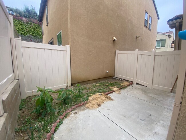 Building Photo - 4 Bedroom Town Home in Willow Heights Diam...