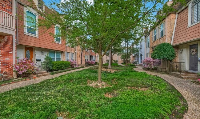 Building Photo - 482 N Post Oak Ln