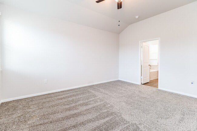 Building Photo - 14735 Country Club Dr