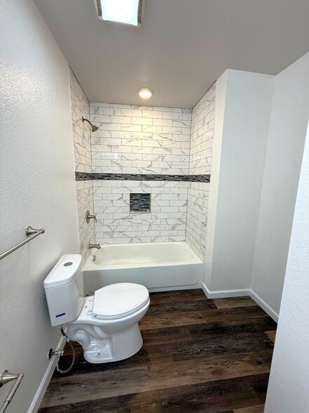 Building Photo - 828 Horseshoe Dr