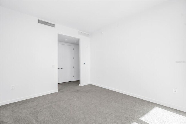 Building Photo - 400 Central Ave