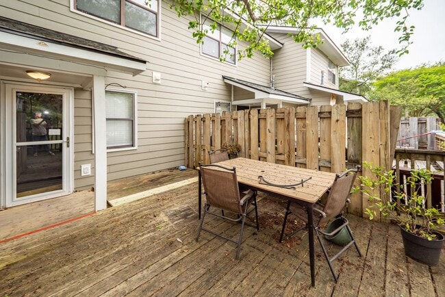 Building Photo - 2 Bedroom, 1.5 Bathroom Townhome in Island Bluff - James Island