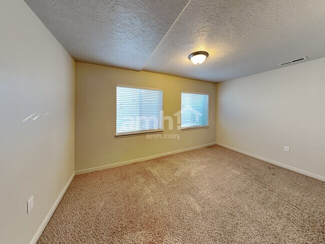 Building Photo - 6301 W Liza Ln