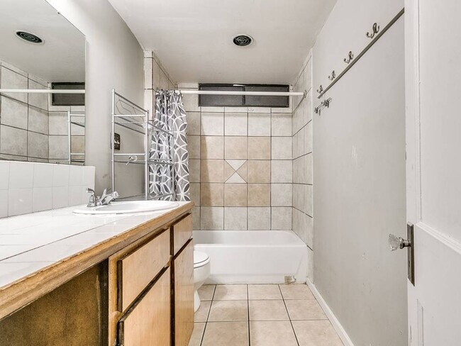 Building Photo - Cute Duplex - Upper Unit!