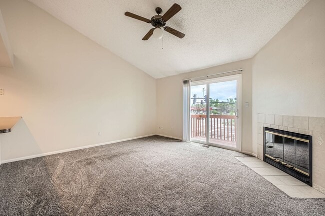 Building Photo - 2 Bedroom, 1 1/2 Half Bath, End Unit Townhome!