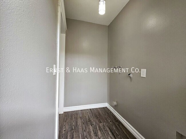 Building Photo - 755 Elm Ave