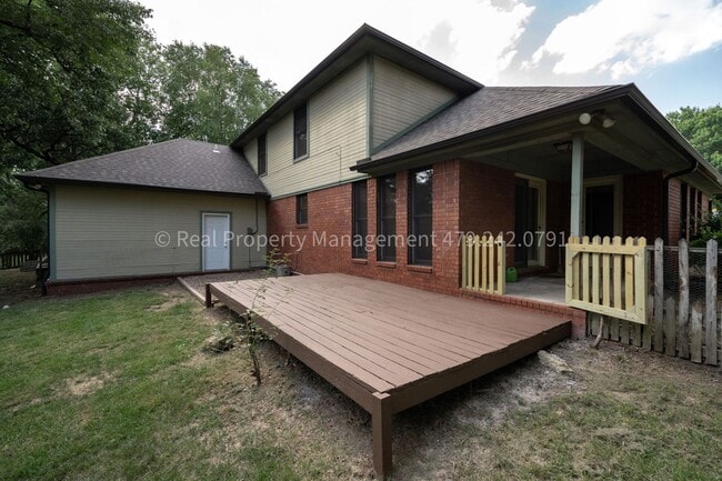 Building Photo - 2300 Brigadoon Dr