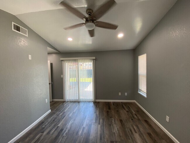Building Photo - Newley Remodeled 3 BD 2 BA house on corner...