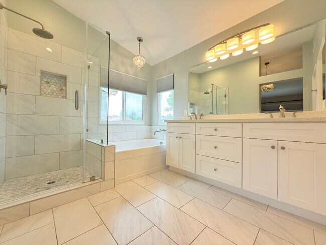 Building Photo - Spacious 4-Bedroom Home in Private Sylmar ...