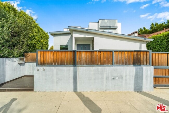 Building Photo - 616 N Fuller Ave