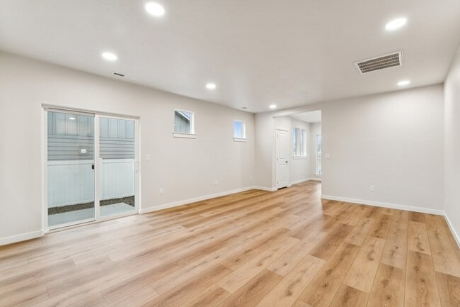 Building Photo - 2028 E Cave Falls St