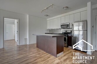 Building Photo - 1544 W Glenlake Ave