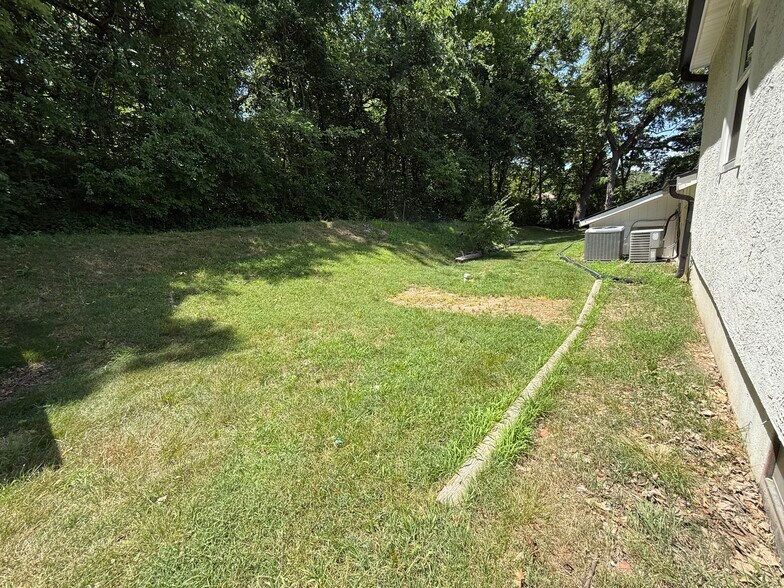 Building Photo - 8852 Woodland Dr