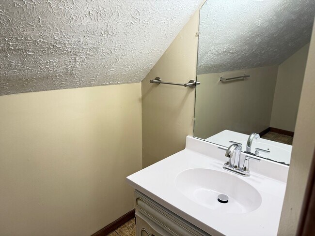 Building Photo - Recently redone 3BR 1.5 bath house in Bloo...