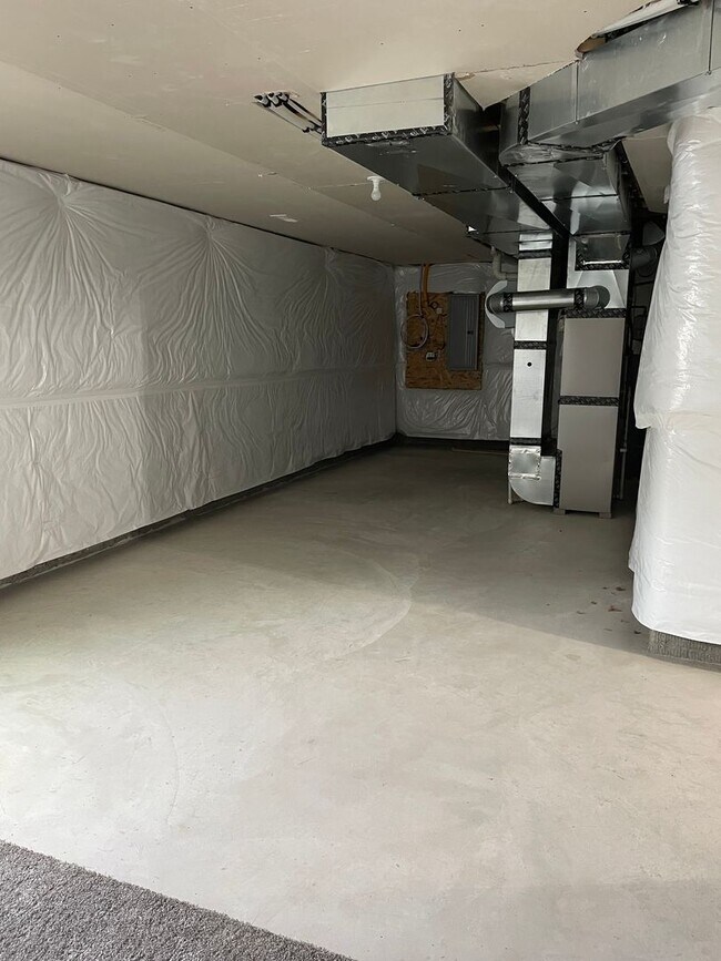 Building Photo - FREE RENT SPECIAL!  3 bedroom 3 bathroom Single-Family Home in Urbandale, IA