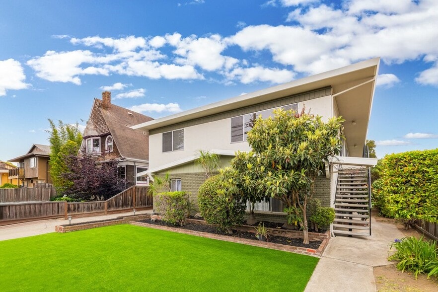 Building Photo - 1529 St Charles St