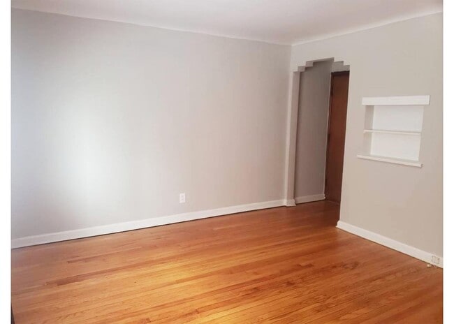 Interior Photo - Ludlow 950