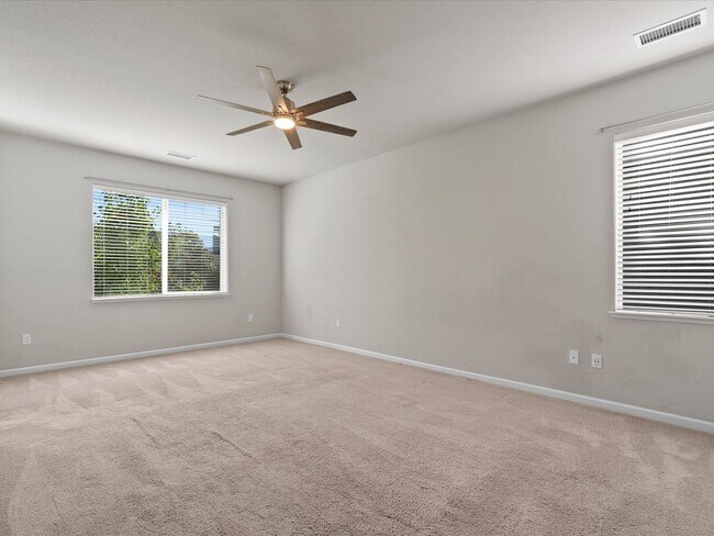 Building Photo - Move in Ready in the Heart of Reno