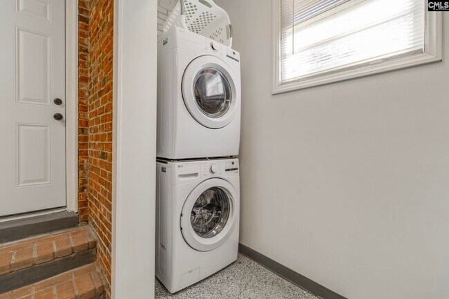 Building Photo - 7712 Burdell Dr