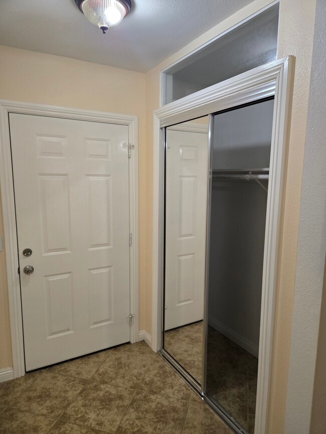 Building Photo - 1645 W Wisteria Pl