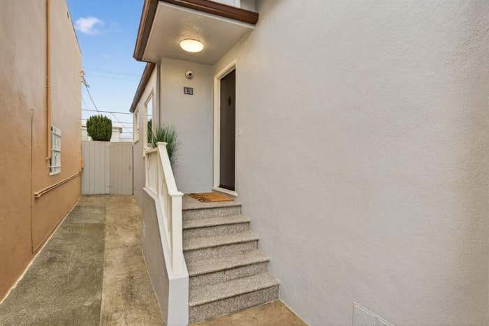 Building Photo - 876 N Mayfair Ave