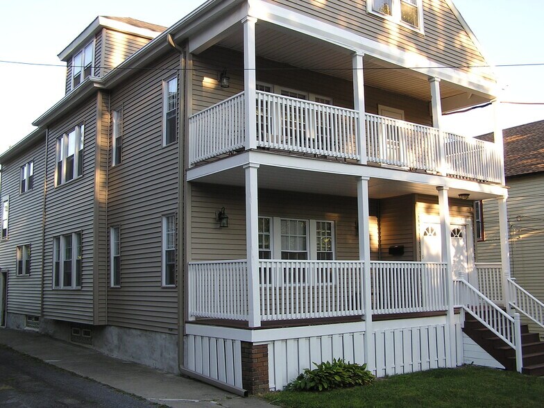 Building Photo - 425 Roosevelt Ave