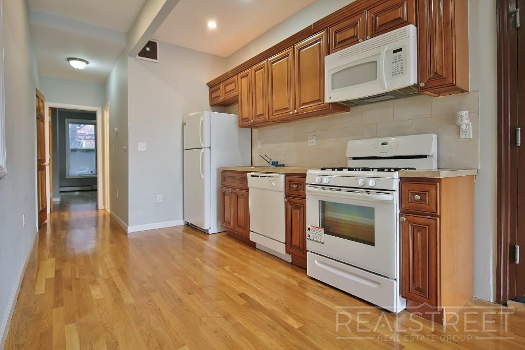 Building Photo - Great Deal on a Updated 1 BR in Cobble Hil...
