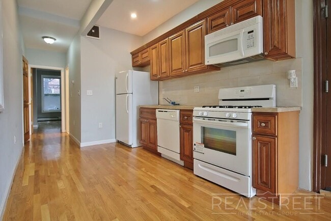 Building Photo - Great Deal on a Updated 1 BR in Cobble Hil...