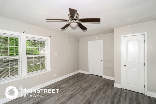 Building Photo - 563 Sandridge St