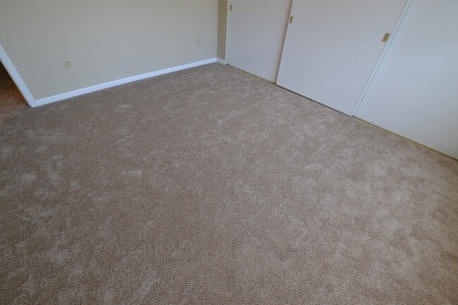 Building Photo - Gated Community!  2 bedroom, 2 bath Condo is excellent location off Jefferson Hwy