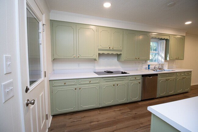 Building Photo - Renovated 5BR Home Minutes from Downtown Columbia | Two Full Kitchens + Fenced Yard ~ Available M...