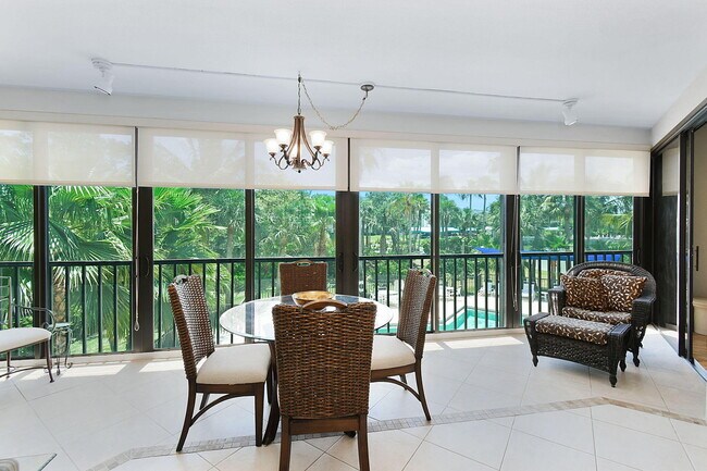 Building Photo - 221 NE Plantation Rd